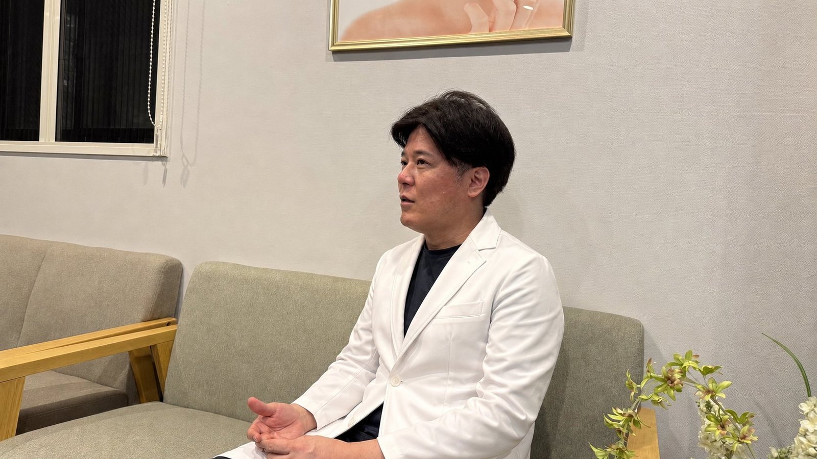 インタビューに答える宮井保尚先生